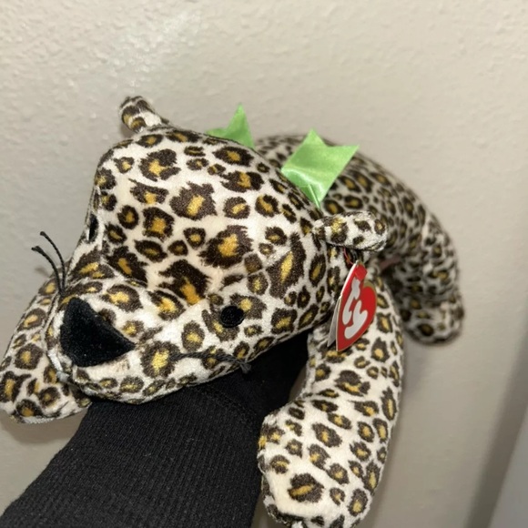 Ty Leopard Print Plush with Green Ribbon - Picture 1 of 9